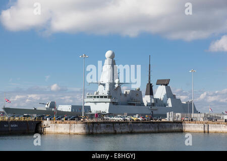 HMS Dauntless D33, eine Art 45 oder gewagte Klasse-Luftverteidigung Zerstörer auf der Anklagebank in Portsmouth. Stockfoto