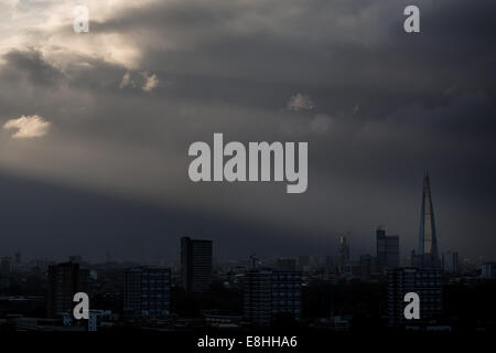 London, UK. 8. Oktober 2014. Die Scherbe Herbst Sonnenuntergang Lichtstrahlen 2014 Credit: Guy Corbishley/Alamy Live News Stockfoto