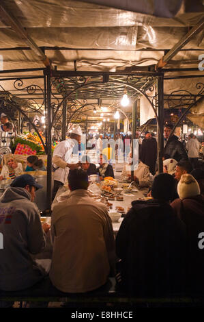 Vertikale Ansicht der lokalen Marokkaner Essen auf das Essen Ständen in Place Djemaa el Fna (Djemaa el Fnaa) in Marrakesch in der Nacht. Stockfoto