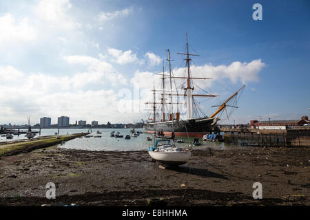 Das Eisen verkleidet HMS Warrior festgemacht in der Royal Naval Dockyard in Portsmouth, war das größte Kriegsschiff der Welt als Provision Stockfoto