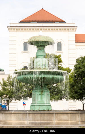 Brunnen an der Ludwig-Maximilians-Universität München. Stockfoto