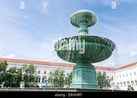 Brunnen an der Ludwig-Maximilians-Universität München. Stockfoto