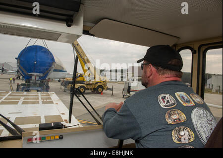 NASA Super Guppy, ein Großraumflugzeug Frachtflugzeug, landete auf dem Redstone-Armee-Flugplatz in der Nähe von Huntsville, Ala. am 26. März mit einem Stockfoto