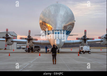 NASA Super Guppy, ein Großraumflugzeug Frachtflugzeug, landete auf dem Redstone-Armee-Flugplatz in der Nähe von Huntsville, Ala. am 26. März mit einem Stockfoto