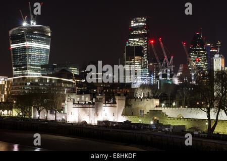 Der Londoner Skyline bei Nacht von Tower Bridge aus gesehen. Stockfoto