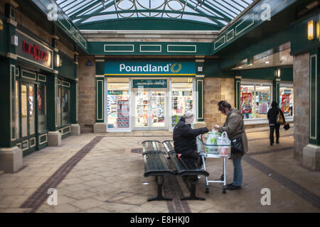 Käufer außerhalb einer Poundland discount Store in Hillsbourgh Kaserne Sheffield UK Stockfoto