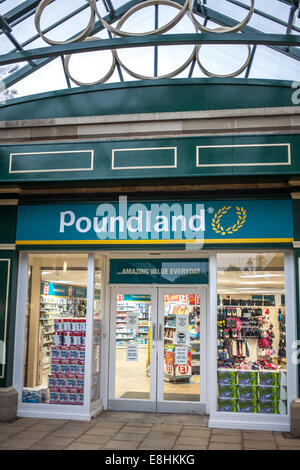 Poundland Discounter in Hillsbourgh Kaserne Sheffield UK Stockfoto