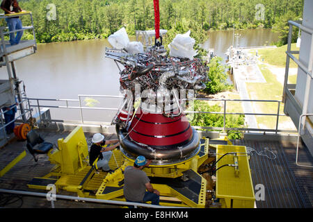 Ingenieure j-2 X Installationsmodul E10002 in der a-1 Prüfstand bei NASA Stennis Space Center. Die Installation ist in Vorbereitung fo Stockfoto