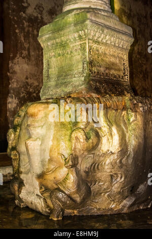 Medusa Head bei der Anlage von Spalten und Wasser unterirdisch, Basilika Zisterne, Istanbul, Türkei Stockfoto