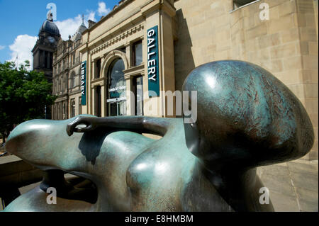 Leeds, UK. Liegende Frau Skulptur von Henry Moore am Eingang zum Leeds City Art Gallery, Bibliothek & Henry Moore Institute. Stockfoto