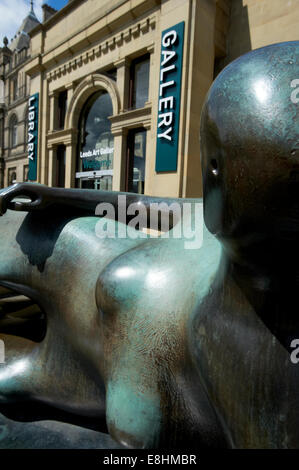 Leeds, UK. Liegende Frau Skulptur von Henry Moore am Eingang zum Leeds City Art Gallery, Bibliothek & Henry Moore Institute. Stockfoto