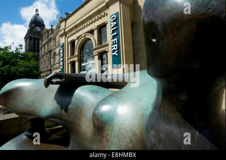 Leeds, UK. Liegende Frau Skulptur von Henry Moore am Eingang zum Leeds City Art Gallery, Bibliothek & Henry Moore Institute. Stockfoto