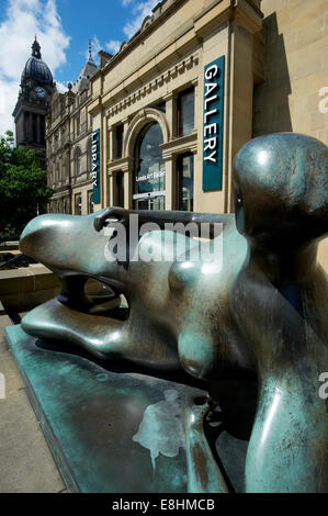 Leeds, UK. Liegende Frau Skulptur von Henry Moore am Eingang zum Leeds City Art Gallery, Bibliothek & Henry Moore Institute. Stockfoto