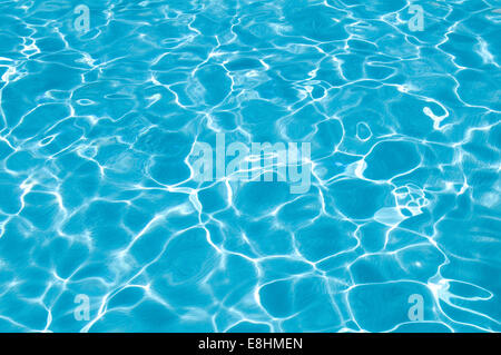 türkisblaue Swimmingpool Oberflächenwasser und Wellen Stockfoto