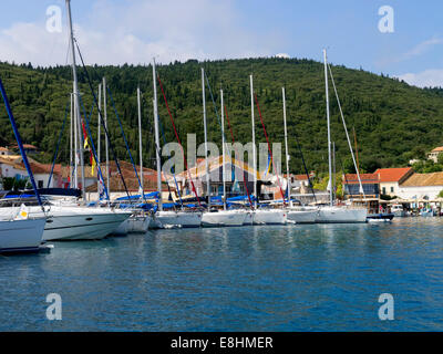 Boote vertäut und auf die Insel Kefalonia in Griechenland in der Bucht von Fiscardo angedockt Stockfoto