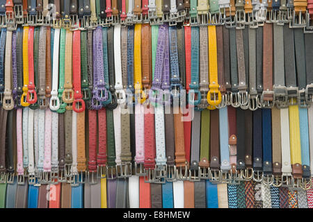 viele farbige Ledergürtel auf einem Markt Stockfoto