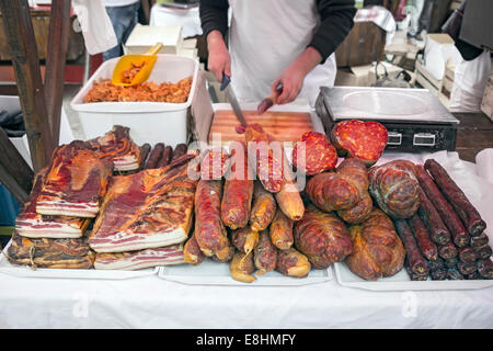 Hausgemachter Speck und Würstchen, traditionelle Wurstwaren in der Straßenmarkt Stockfoto