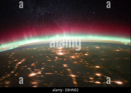 Dieses schöne Bild der bunten Aurora Borealis über Erde wurde von einem der Expedition 30 Besatzungsmitglieder fotografiert ein Stockfoto