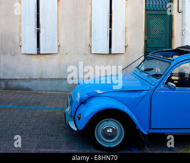Blaues Citroen 2CV Auto auf einer Straße in Frankreich fast 4 Millionen dieser low-cost Autos geparkt wurden von 1948 bis 1990 produziert Stockfoto