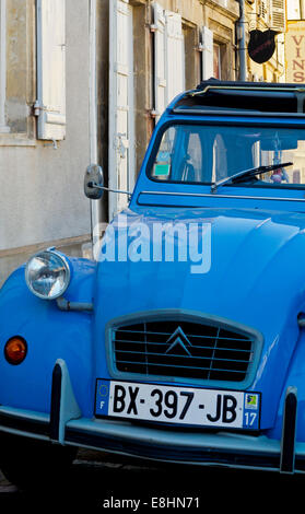 Blaues Citroen 2CV Auto auf einer Straße in Frankreich fast 4 Millionen dieser low-cost Autos geparkt wurden von 1948 bis 1990 produziert Stockfoto