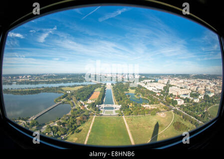 WASHINGTON DC, USA - der Blick von einem der Fenster an der Spitze des Washington Monument, über die reflektierenden Pool und das Lincoln Memorial in Richtung Arlington Memorial Bridge und Arlington, VA. Das Washington Monument steht an über 555 Fuß (169 Meter) in der Mitte der National Mall in Washington DC. Es wurde 1884 fertiggestellt und umfangreiche Renovierungen in 2012-13 nach einem Erdbeben einige der Struktur beschädigt ist. Stockfoto