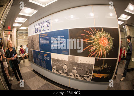 Washington DC/WASHINGTON DC – eine der Exponate im Washington Monument. Das Washington Monument steht auf über 555 Fuß (169 Meter) im Zentrum der National Mall in Washington DC. Es wurde 1884 fertiggestellt und 2012-13 umfangreich renoviert, nachdem ein Erdbeben einige Teile des Gebäudes beschädigt hatte. Stockfoto