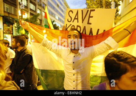 Athen, Griechenland. 8. Oktober 2014. Ein Demonstrant ruft Parolen, während des Tragens einer kurdischen Flagge. Kurden leben in Griechenland protestierte gegen die Angriffe des islamischen Staates (IS) auf die Stadt Kobane in Syrien, fordert internationale Unterstützung der kurdischen Kämpfer. Sie protestierten auch gegen die angebliche Unterstützung der IS durch den türkischen Staat. Bildnachweis: Michael Debets/Alamy Live-Nachrichten Stockfoto