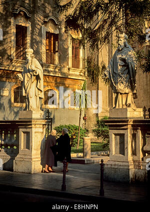 Sizilien. Catania Kathedrale Garten, Statuen von Papst Leone (Leo III) & Sant'Atanasio (St. Athanasius) Symbol der Einheit der Kirche. Stockfoto