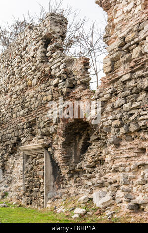 Überreste der berühmten antiken Mauern von Konstantinopel in Istanbul Stockfoto