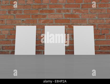 Drei weiße Plakat Stand auf einer Mauer Stockfoto
