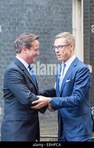 Downing Street, London, UK. 8. Oktober 2014.   David Cameron begrüßt neue finnische PM Alexander Stubb in der Downing Street. Bildnachweis: Lee Thomas/Alamy Live-Nachrichten Stockfoto