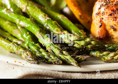 Hausgemachte gesunde gebackene Spargel mit Salz und Pfeffer Stockfoto