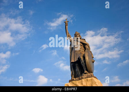 Die Statue von König Alfred, Englands erster König, steht im Zentrum von Winchester. Stockfoto