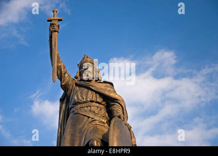 Die Statue von König Alfred, Englands erster König, steht im Zentrum von Winchester. Stockfoto