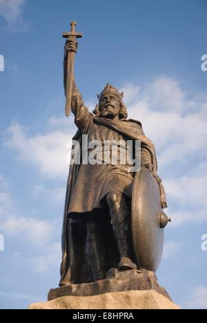 Die Statue von König Alfred, Englands erster König, steht im Zentrum von Winchester. Stockfoto