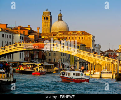 Blick von der Ponte Degli Scalzi Brücke über den Canale Grande, der durch die historische Altstadt in Venedig Norditalien fließt Stockfoto