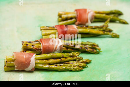 Nahaufnahme einer italienischen Spargel mit Schinken-Vorbereitung Stockfoto
