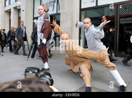 London, UK. 8. Oktober 2014. Schüler führen vor einer Pressekonferenz für die 3. Shaolin-Kultur-Festival in London, Großbritannien am 8. Oktober 2014. Der dritte wird in London vom Okt. 8 bis 14 Shaolin-Kultur-Festival stattfinden. © Han Yan/Xinhua/Alamy Live-Nachrichten Stockfoto