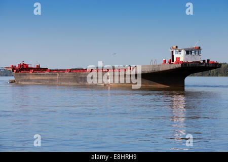 Große Ladung Schiff ankert auf der Donau zwischen Bulgarien und Rumänien Stockfoto