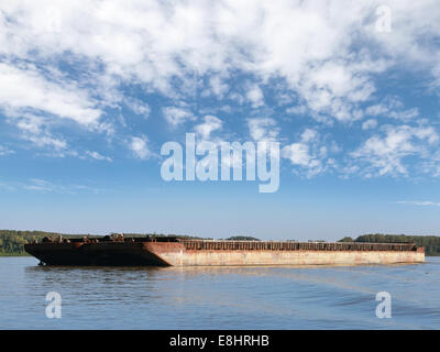 Große Ladung Schiff ankert auf der Donau in Ruse port Stockfoto