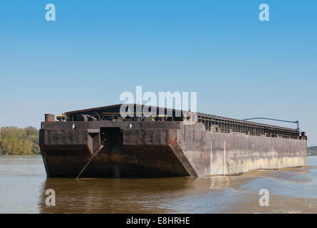 Große schwarze Ladung Schiff ankert auf der Donau Stockfoto