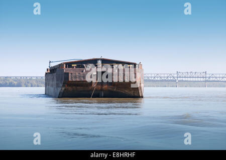 Schwarze Cargo Schiff ankert auf der noch Donau Stockfoto