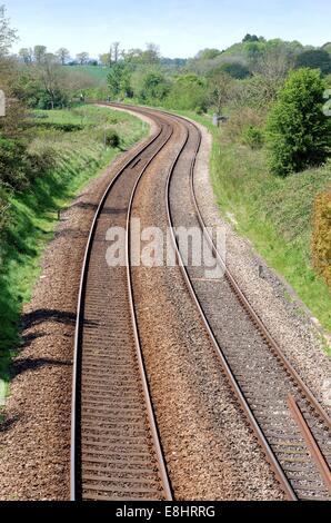 Leere Eisenbahnlinien in Surrey Hills Großbritannien Stockfoto