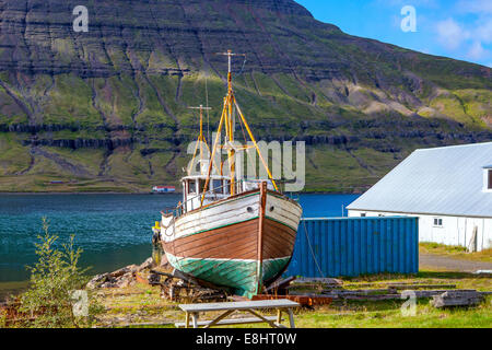 Altes Fischerboot im Hafen von Seydisfjordur in Island Stockfoto