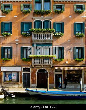 Traditionelles Gebäude neben einem Kanal in Murano eine Insel in der Lagune von Venedig oder Laguna Veneto Norditalien Stockfoto