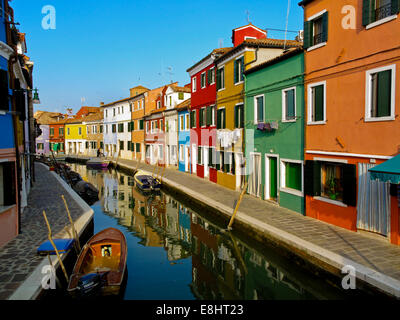 Traditionelle Häuser neben einem Kanal in Murano eine Insel in der Lagune von Venedig oder Laguna Veneto Norditalien Stockfoto