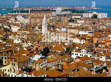 Blick über die Dächer der Stadt Venedig Norditalien aus der Campanile in Markusplatz entfernt Stockfoto