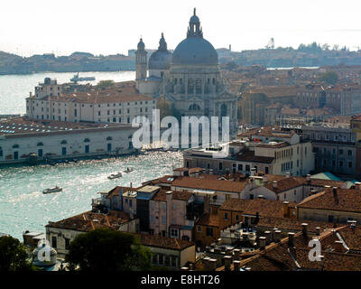 Blick über die Dächer von Venedig Italien gegenüber der Barockkirche Santa Maria della Salute und der Canal Grande-Eingang Stockfoto