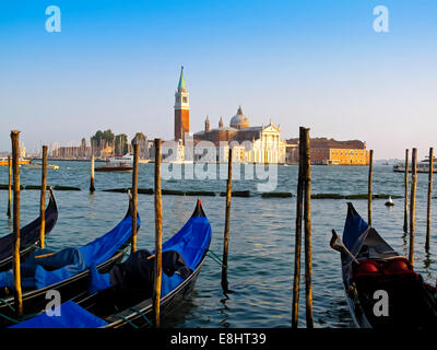 Traditionelle venezianische Gondeln in Bacino di San Marco mit San Giorgio Maggiore sichtbar über das Wasser in Venedig Norditalien Stockfoto