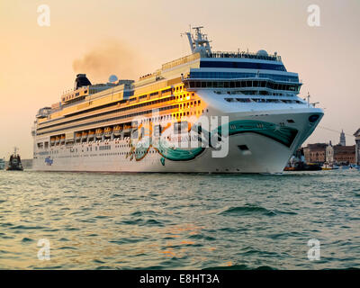 Norwegian Jade betriebenen ein Kreuzfahrtschiffes Norwegian Cruise Line oder NCL auf den Canale della Giudecca in Venedig Norditalien Stockfoto